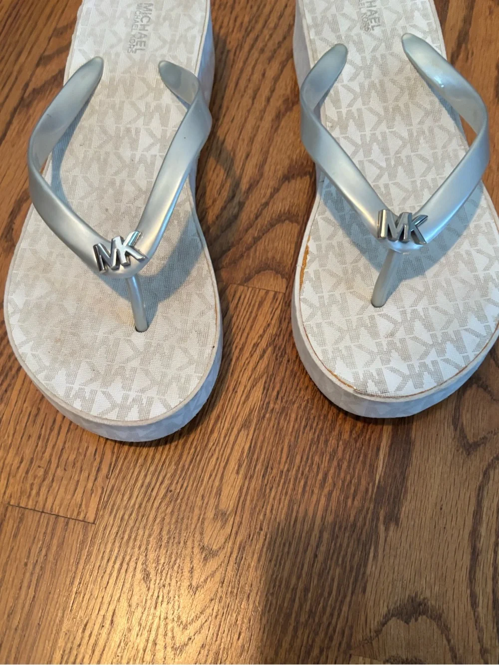 Michael Kors Bedford Glam Flip Flops White/Silver Wedge Sandals Size 8